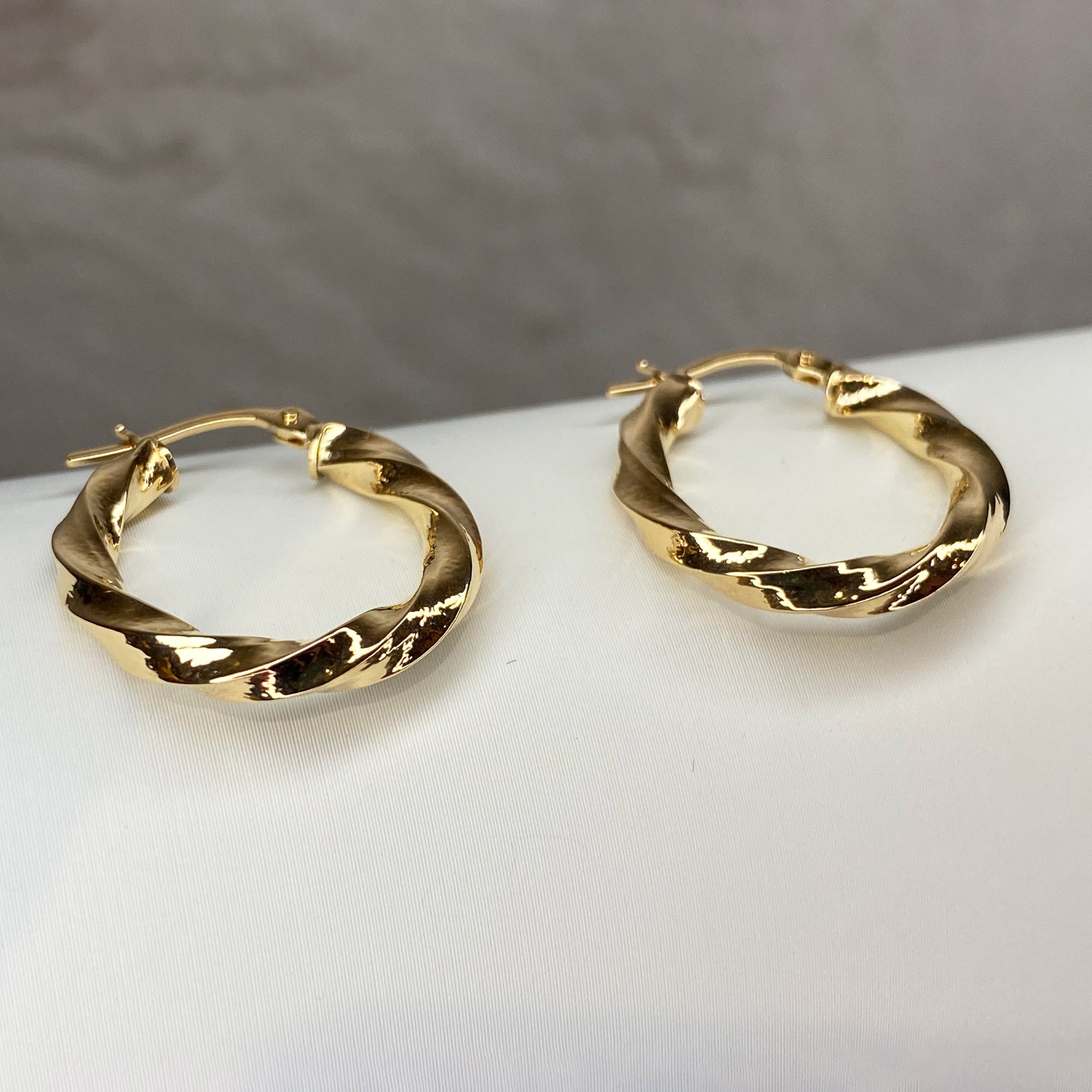 9ct solid Gold Twisted hoop earrings 21mm